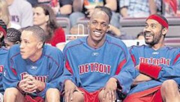 <b>BANQUILLO DE LUJO. </b>Los 'pistons' Hamilton, Prince, Billups, Rasheed y Ben Wallace, durante el partido frente a los Knicks.