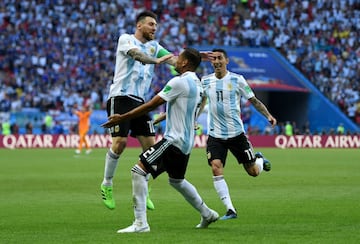 Los jugadores celebran el 1-2 de Mercado. 