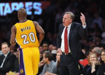 El entrenador de Los Angeles Lakers Mike D'Antoni da instrucciones a sus jugadores.