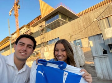 Agustina Álvarez, junto a su hermano Matías con la camiseta de Universidad Católica. 