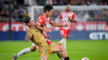 GIRONA, 19/10/2024.- El delantero del Girona Kim Min-Su (d) pelea un bal¨®n con Javi L¨®pez, de la Real Sociedad, durante el partido de LaLiga EA Sports que Girona FC y Real Sociedad disputan este s¨¢bado en el estadio municipal de Montilivi. EFE/David Borrat