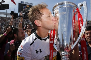 Luis Mena fue 11 veces campeón del fútbol chileno con Colo Colo. Además, ganó una Copa Chile. En actividad, Johnny Herrera y Gonzalo Fierro, tiene nueve cada uno.