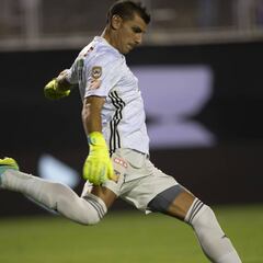 Nahuel Guzmán lo vuelve a hacer; codazo a Méndez al 94' y roja