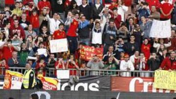 <b>EXPECTACIÓN. </b>El estadio de Los Cármenes registró ayer un lleno absoluto (17.000) para presenciar el entrenamiento de la Selección.