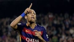 El delantero del FC Barcelona Neymar celebra tras marcar el tercer gol ante el Rayo Vallecano.