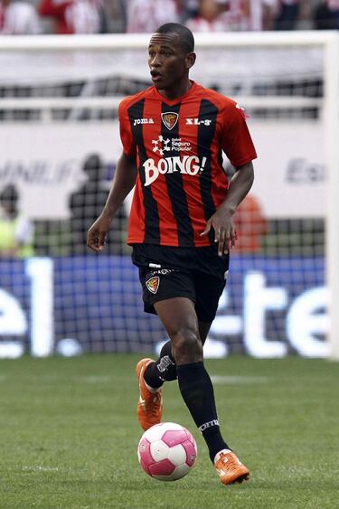 "Didier Drogba es mi modelo a seguir (...) Me gusta el estilo de juego físico que tuvo durante sus mejores años en el Chelsea", mencionó Córdoba en una entrevista con la Bundesliga.