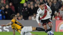 The Strongest's midfielder Michael Ortega (L) and River Plate's midfielder Esequiel Barco fight for the ball during the Copa Libertadores group stage second leg football match between Argentina's River Plate and Bolivia's The Strongest, at the Monumental stadium in Buenos Aires, on June 27, 2023. (Photo by JUAN MABROMATA / AFP)