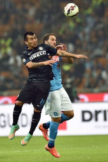 Medel disputa una pelota con Gonzalo Higuaín.