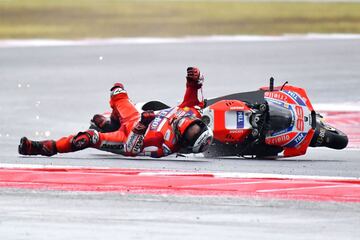 Jorge Lorenzo se cae cuando lideraba la carrera.