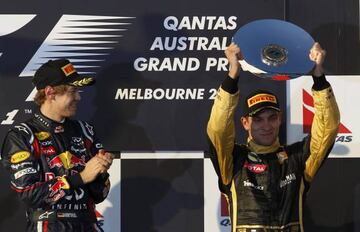 Vettel y Petrov, en el podio del GP de Australia 2011.