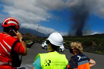 La erupción volcánica ayer (domingo 19 de septiembre) en los alrededores de Las Manchas, en El Paso (La Palma), después de que el complejo de la Cumbre Vieja acumulara miles de terremotos en la última semana, conforme el magma iba presionando el subsuelo en su ascenso. Las autoridades habían comenzado horas antes evacuar a las personas con problemas de movilidad en cuatro municipios.