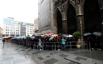 Miles personas se han acercado a la Catedral de San Esteban de Viena, lugar donde se ha instalado la capilla ardiente de Niki Lauda para darle el último adiós.