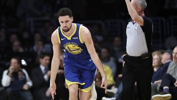 Golden State Warriors&#039; Klay Thompson reacts after making a 3-point basket against the Los Angeles Lakers during the first half of an NBA basketball game, Monday, Jan. 21, 2019, in Los Angeles. (AP Photo/Marcio Jose Sanchez)