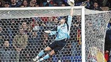 <b>UN GALÁCTICO MÁS</B>. Iker mostró ante el Athletic su mejor versión. Los jugadores rojiblancos se desespaeraron con las paradas de Casillas.