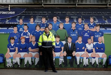 Un vigilante de seguridad aparece ante un mural con la alineaci¨®n del Everton en el exterior del estadio, antes
del partido que el equipo disput¨® contra el Newcastle. El resultado de la fotograf¨ªa no es el mismo que si hubiera sido con los personajes de carne y hueso, pero puede valer si tu sue?o era tener una foto con tus ¨ªdolos.