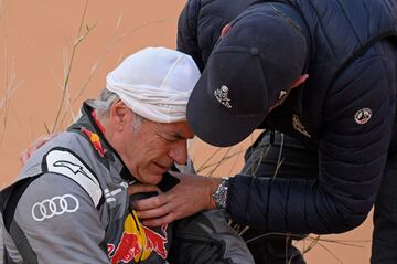 El piloto español de Audi Carlos Sainz es atendido por un médico tras sufrir un golpe en el pecho durante el accidente. 
