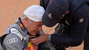 El piloto español de Audi Carlos Sainz es atendido por un médico tras sufrir un golpe en el pecho durante el accidente. 
