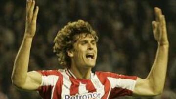 <b>MOLESTIAS.</b> Llorente acabó el partido contra el Rayo con molestias en la cadera derecha.