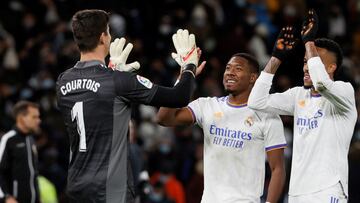 Alaba y Militao felicitan a Courtois por su partido contra el Sevilla.