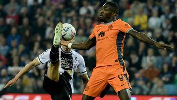 Udinese's Argentine defender #18 Nehuen Perez and Inter Milan's French forward #09 Marcus Thuram vie during the Italian Serie A football match between Udine and Inter Milan on April 8, 2024 at the Friuli - Dacia Arena stadium in Udine. (Photo by Filippo MONTEFORTE / AFP)