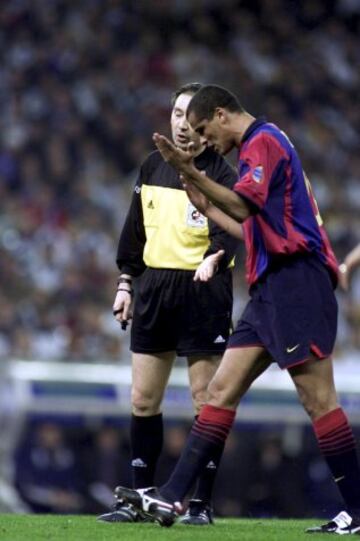 Real Madrid (2) - Barcelona (2). Losantos Omar anuló un gol legal a Rivaldo en los últimos instantes del partido. El brasileño disparó con tres compañeros en fuera de juego, pero fue Helguera quien tocó el balón y lo introdujo en la portería.