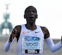 Eliud Kipchoge no es humano: pulveriza el récord del mundo