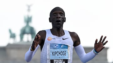 Eliud Kipchoge cruza la meta en Berlín.