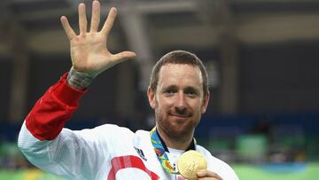 Bradley Wiggins se&ntilde;ala sus cinco medallas de oro tras la victoria de Gran Breta&ntilde;a en la modalidad de persecuci&oacute;n.