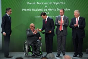 El presidente Enrique Peña Nieto le entrega el reconocimiento a Luis Zepeda.