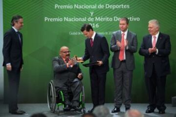 El presidente Enrique Peña Nieto le entrega el reconocimiento a Luis Zepeda.