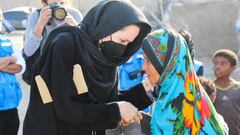 Angelina Jolie visita un campamento de refugiados en Yemen