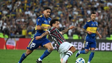 Fluminense's defender Guga (C) shoots at goal as Boca Juniors' Paraguayan defender Bruno Valdez (L) and Boca Juniors' forward Lucas Janson look on during the Copa Libertadores final football match between Brazil's Fluminense and Argentina's Boca Juniors at Maracana Stadium in Rio de Janeiro, Brazil, on November 4, 2023. (Photo by CARL DE SOUZA / AFP)