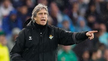 Manuel Pellegrini durante un partido con el Betis.