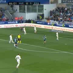 El fallo imposible del Huesca que salvó al Madrid de otra debacle