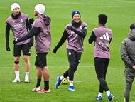 Mbappé sonríe junto con Vinicius en el entrenamiento del Real Madrid