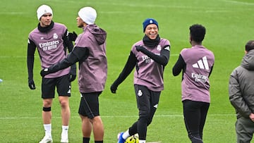 Mbappé sonríe junto con Vinicius en el entrenamiento del Real Madrid