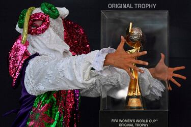 La Copa Mundial Femenina de la FIFA, que arrancará el 20 de julio en Australia y Nueva Zelanda, está de gira promocional. En la imagen, un bailarín con el traje tradicional de Marimonda posa con el trofeo de la competición en Cali, Colombia. La Marimonda es un personaje típico del Carnaval de Barranquilla, mitad elefante, mitad primate.