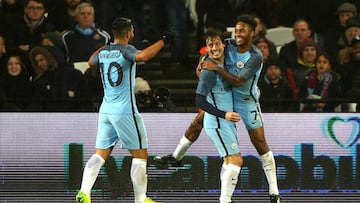 Silva celebrando un tanto junto a Sterling y el Kun Aguero.