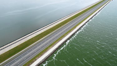 Gracias a la protección que brindó este dique, los neerlandeses pudieron drenar grandes extensiones de agua detrás de él (pólderes). Esto permitió la creación de Flevoland, la duodécima provincia de los Países Bajos, que antes era puro fondo marino.