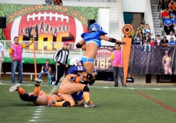 En marzo se retomó la actividad del fútbol americano en bikini en México. La novedosa actividad deportiva se juega en canchas de 50 yardas de largo por 30 yardas de ancho, con ocho jugadoras defensivas, ocho ofensivas y cuatro en reserva. Los partidos se dividen en cuatro cuartos de 15 minutos y un descanso de media hora. A diferencia del fútbol americano masculino, no hay patada de salida ni goles de campo.