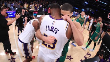 LeBron James y Jayson Tatum se saludan a la conclusi&oacute;n del partido de la NBA que ha enfrentado a Los &Aacute;ngeles Lakers y a los Boston Celtics