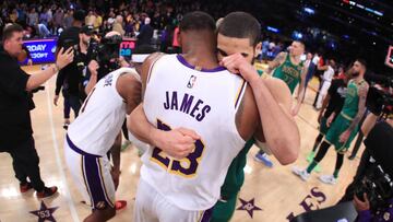 LeBron James y Jayson Tatum se saludan a la conclusi&oacute;n del partido de la NBA que ha enfrentado a Los &Aacute;ngeles Lakers y a los Boston Celtics