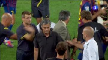 Captura del momento en el que Tito Vilanova le da un golpe a Mourinho durante el partido de vuelta de la Supercopa de España de 2011.
