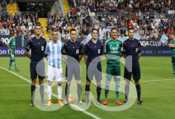 Partido Málaga-Betis. Prieto Iglesias con sus asistentes García Sabuco, Méndez Mateo y el cuarto árbitro Muñoz Mayordomo y los capitanes Duda y Joaquín.