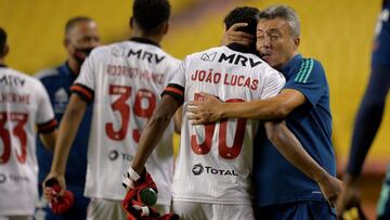 JJPANA4284. GUAYAQUIL (ECUADOR), 22/09/2020.- El entrenador de Flamengo Domenec Torrent (d) abraza a Joao Lucas hoy, al final de un partido del grupo A de la Copa Libertadores entre Barcelona SC y Flamengo en el estadio Monumental Isidro Romero en Guayaqu