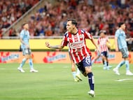 AME4828. GUADALAJARA (MÉXICO), 18/04/2026.- Hugo Camberos de Guadalajara celebra un gol este sábado, durante un partido del torneo clausura 2026 de la Liga MX entre Guadalajara y Puebla en el Estadio Akron, en Guadalajara, Jalisco (México). EFE/ Francisco Guasco