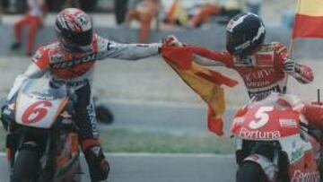 <b>JEREZ 1995. </b>Alberto Puig (derecha) logró la primera victoria española en la historia de 500cc. En la foto, junto a Crivillé, que fue tercero.