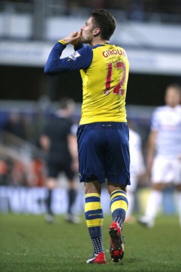 Alexis Sánchez armó la jugada del primero y anotó el segundo del Arsenal sobre Queens Park Rangers.