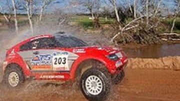 <b>LÍDER. </b>Stephane Peterhansel y su copiloto Jean-Paul Cottret lideran con su Mitsubishi la clasificación de coches.
