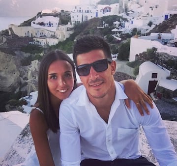 Yuri y su novia Maddi comparten muchos momentos juntos en sus redes sociales. Ella le acompaña siempre a los diferentes destinos de los equipos por los que ficha el jugador vasco. Aquí les vemos disfrutando de unas vacaciones en Santorini en 2015.